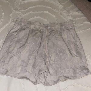 Lululemon grey and white patterned shorts